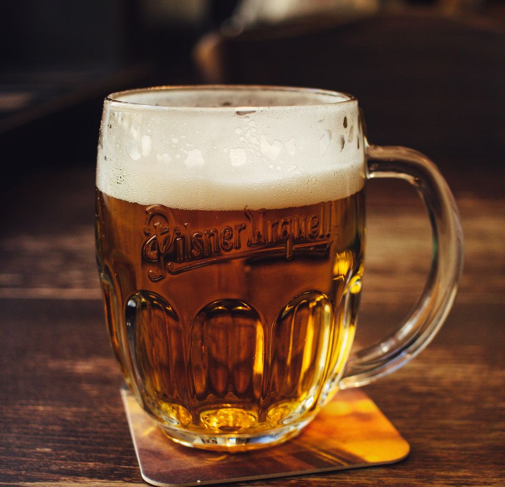 Deftiges Essen & Pilsner Bier